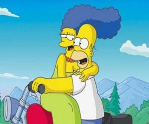 пазл Гомер и Мардж Симпсоны в мотоцикл